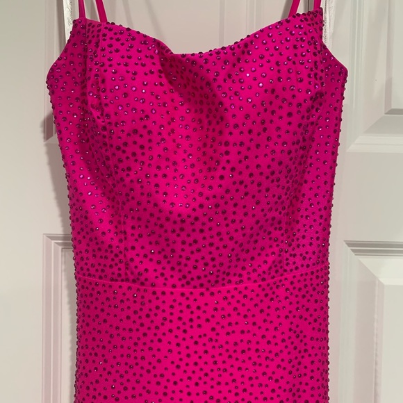 Only wore once!!! Fits like a 4 or 6 - Picture 4 of 5